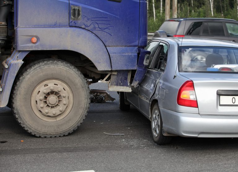 7 Signs That You Need To Hire A Truck Accident Lawyer